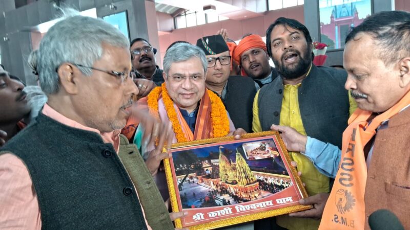 महाकुंभ को लेकर रेलवे की तैयारियां जांचने वाराणसी पहुंचे रेलमंत्री