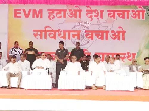 मरकाडवाड़ी गांव बना ईवीएम विरोध का केन्द्र, शरद पवार बोले- लोगों को नतीजों पर विश्वास नहीं