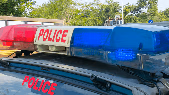 शादी में खाना खाने के दौरान बवाल, बरातियों में मारपीट व पथराव भी हुआ