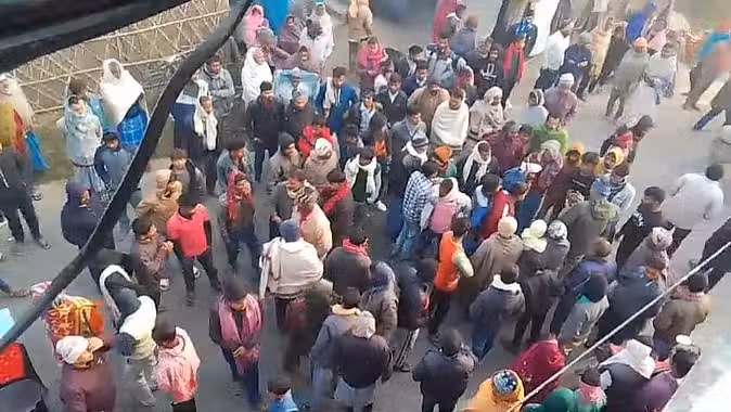 घर घुसकर शिक्षिका की हत्या, ससुर को मारने पहुंचे थे अपराधी, बहू को लगी गोली