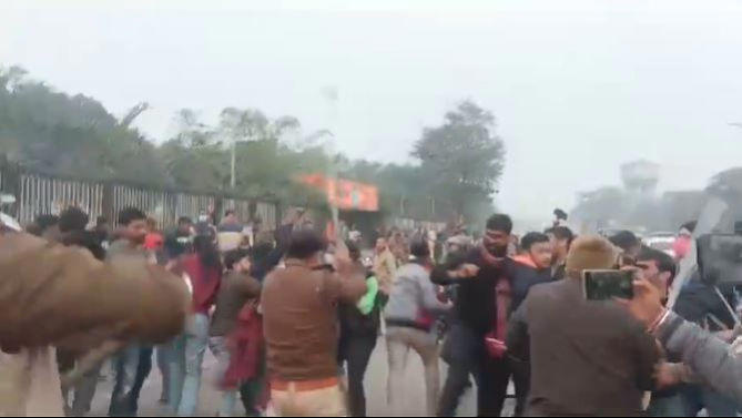 लाठीचार्ज के बाद भी बीपीएससी अभ्यर्थियों का प्रदर्शन जारी