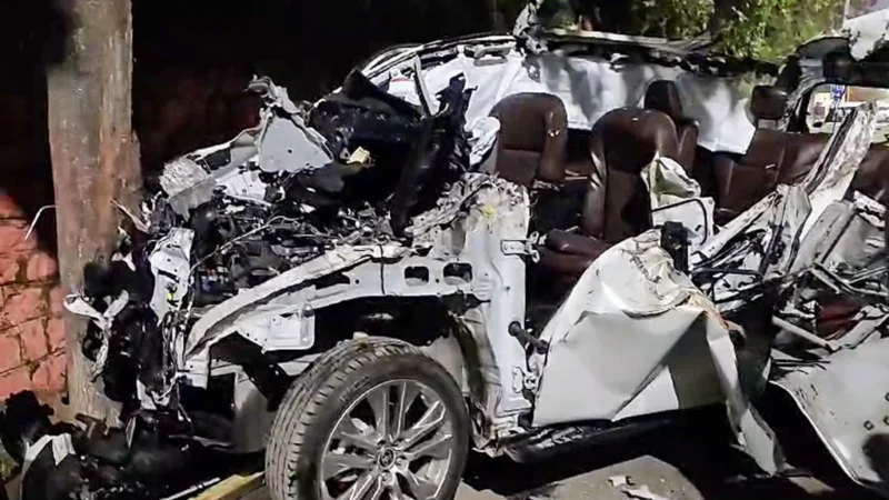 कार चालक हुआ बेहोश, सड़क किनारे ढाबे में घुसी कार, तीन घायल