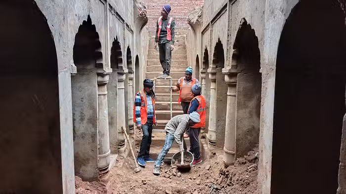 संभल में खोदाई जारी तीन मंजिल की है बावड़ी
