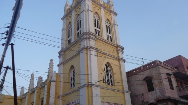 क्रिसमस के लिए सजने लगा गिरजाघर