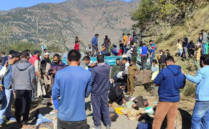 वाहन खाई में गिरने से दो लोगों की मौत ,14 अन्य घायल