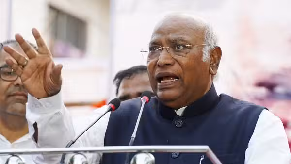 ‘कभी खुद को आरएसएस का एकलव्य बताते हैं, कभी सरकार के प्रवक्ता बन जाते हैं’। विपक्ष ने बताई धनखड़ के खिलाफ अविश्वास प्रस्ताव की वजह