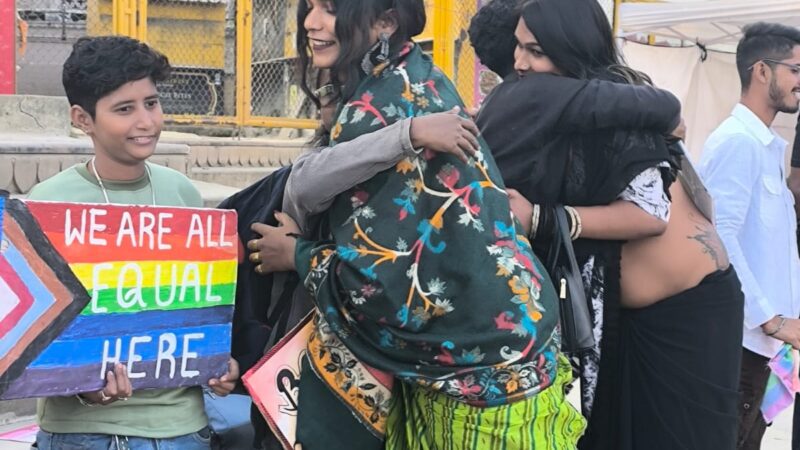 एलजीबीटी समुदाय ने गले मिलकर प्रेम और भाईचारे के लिए चलाया फ्री  हग अभियान