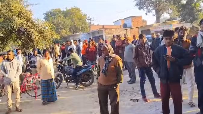 दुकान न खुलने पर बेटे को हुआ शक, बिस्तर पर मिली खून से लथपथ लाश