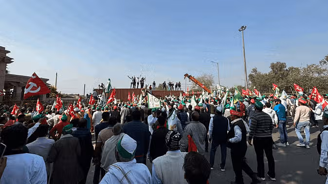 बैरिकेडिंंग तोड़ आगे बढ़े किसान