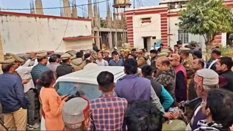 नग्न कर पीटा, पेशाब पिलाया, और थूक भी चटवाया