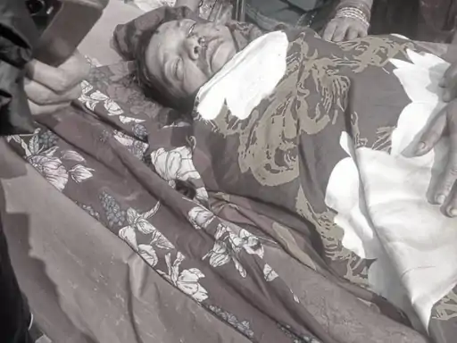 जय मां काली बोल कर पुजारी ने गर्दन पर चला लिया चाकू