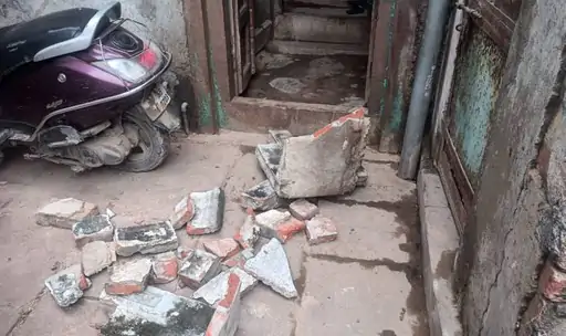 छज्जा के साथ गिरी दो बहनें, की मौत एक घायल