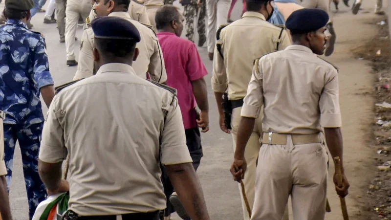 गायों का कंकाल मिलने से नाराज लोगों ने किया सड़क जाम