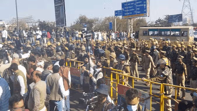 दिल्ली बॉर्डर पर रोके गए राहुल प्रियंका संभल जाने पर अड़े ,बातचीत जारी