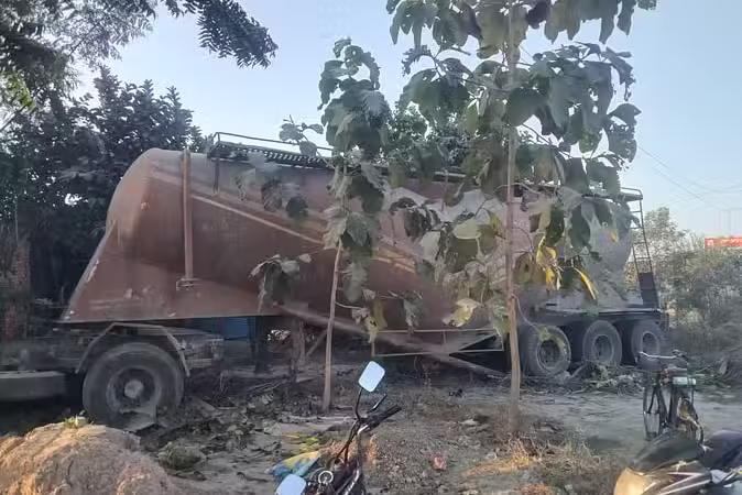 दर्दनाक मौत : राख लदे टैंकर में घुसी बाइक