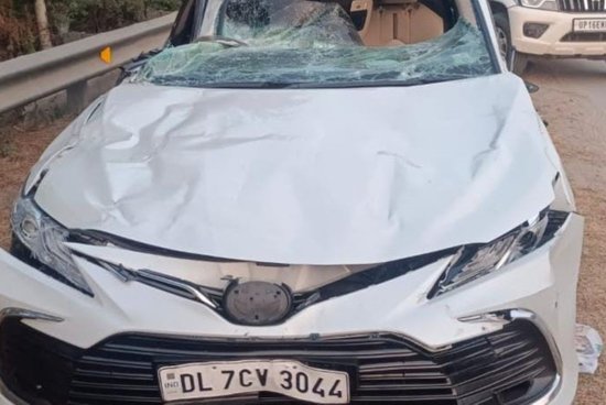 बड़ा हादसा : यमुना एक्सप्रेसवे पर कार और कैंटर में टक्कर , 4 की मौत