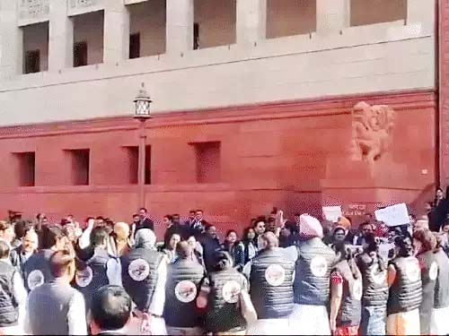 काली जैकेट पहनकर पहुंचे विपक्षी सांसद, राहुल बोले- अडाणी की जांच नहीं करा सकते मोदी