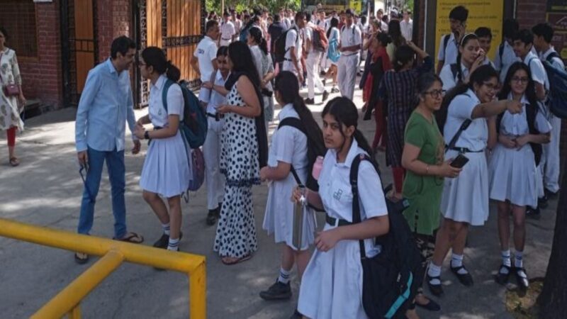 स्कूल को बम से उड़ाने की धमकी