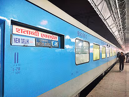 लेट हुई ट्रेनें तो मिलेगा ‘मुफ्त खाना’, जानिए किन ट्रेनों में लागू होगी यह व्यवस्था