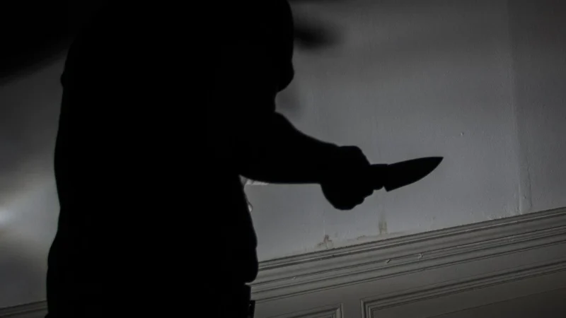 अध्यापक ने छात्र को मोबाइल चलाने से मना किया तो मारा चाकू