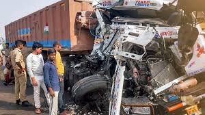 कैंटर और टाटा सफारी की भिड़ंत, पांच की मौत