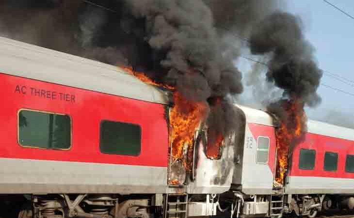 एक्सप्रेस ट्रेन की जनरल बोगी में लगी आग, यात्रियों में हड़कंप