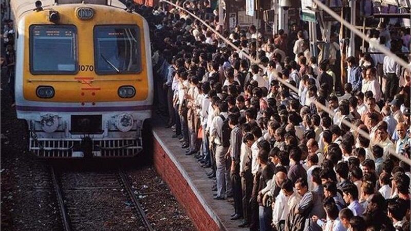 ट्रेन में बिना कपड़ों के घुसा शख्स, देखते ही महिलाओं ने मचाया शोर