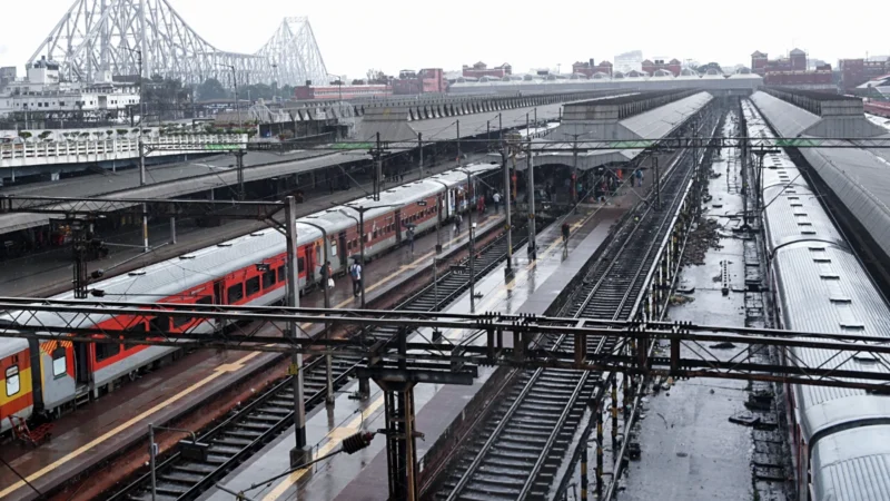 रेल पटरी पर काम कर रहे दो युवकों की ट्रेन की चपेट में आने से मौत