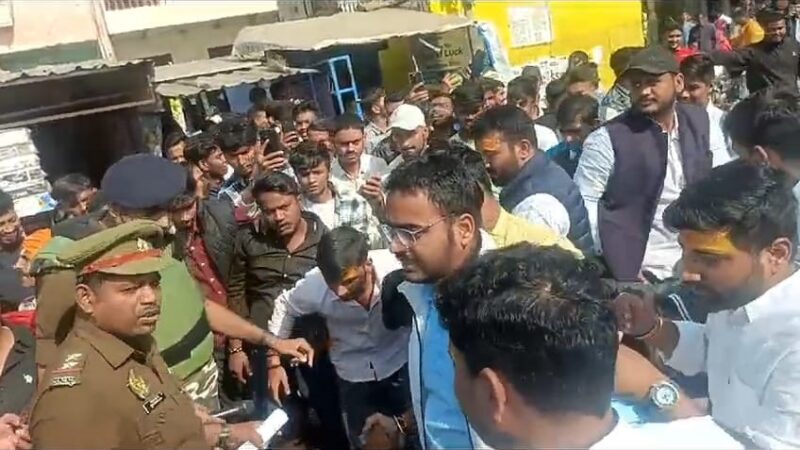 फिर गरमाया यूपी कॉलेज, मस्जिद हटाने पर अड़े छात्र