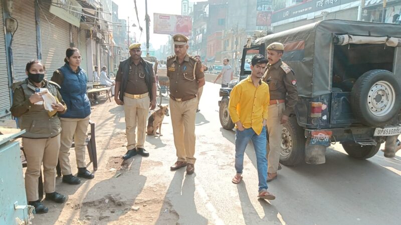 मुस्लिम बहुल इलाकों में दुकानें बंद फोर्स तैनात