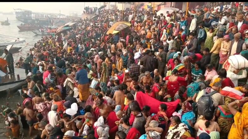मौनी अमावस्या के बाद पलट प्रवाह से हॉफने लगी काशी, गंगा घाट से विश्वनाथ धाम तक सिर्फ श्रद्धालुओं का रेला