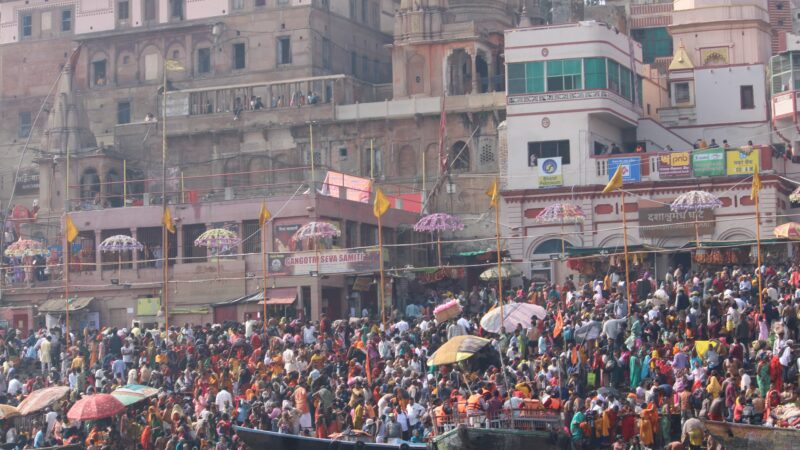 श्रद्धालुओं की भीड़ से ठहर गई है काशी, अपार भीड़ चलते 5 फरवरी तक स्थगित हुई गंगा आरती