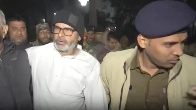 आमरण अनशन पर बैठे प्रशांत किशोर को पुलिस ने पीट कर किया गिरफ्तार