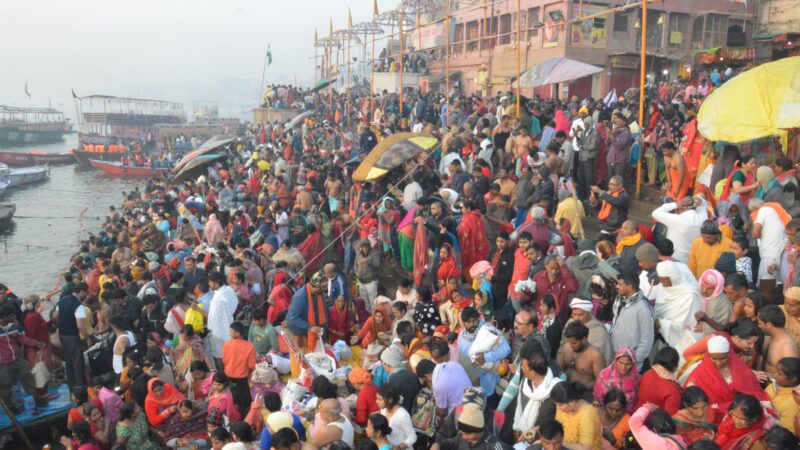 मौनी अमावस्या पर काशी में लाखों श्रद्धालुओं ने लगाई डुबकी