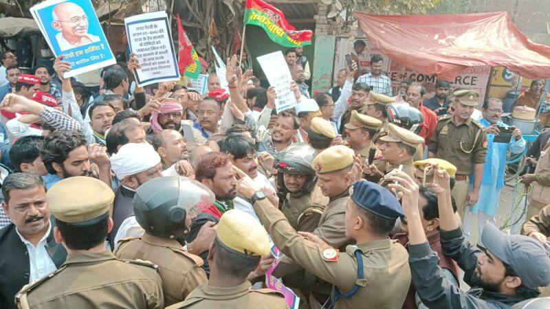 पीएम कार्यालय प्रदर्शन करने जा रहे विपक्षी नेता रोके गए, पुलिस से हुई नोंक-झोंक