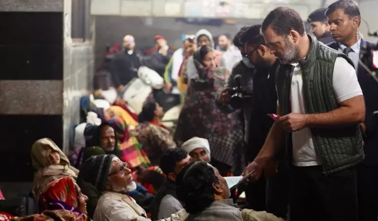 आधी रात को एम्स पहुंचे Rahul Gandhi, फुटपाथ पर सो रहे मरीजोंं की जानी समस्याएं