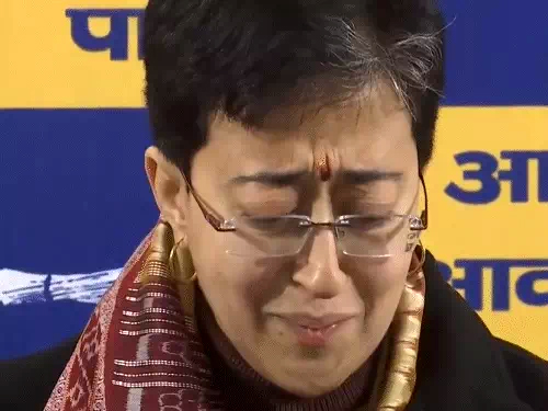 बिधूड़ी के आरोपो पर जवाब देते-देते जब रो पड़ी दिल्ली की सीएम