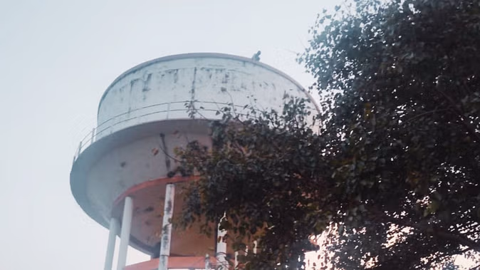 दो बच्चों की मां के इश्क में धमेन्द्र बना युवक, पानी टंकी पर चढ़कर की शादी की मांग