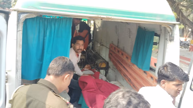 कालेज के गेट परीक्षा देकर बाहर निकल रहे छात्र को मारी गयी गोली