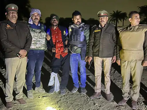 पुलिस मुठभेड़ में पकड़ा गया, कमच्छा लूट का आरोपी: पुलिस की गोली से घायल