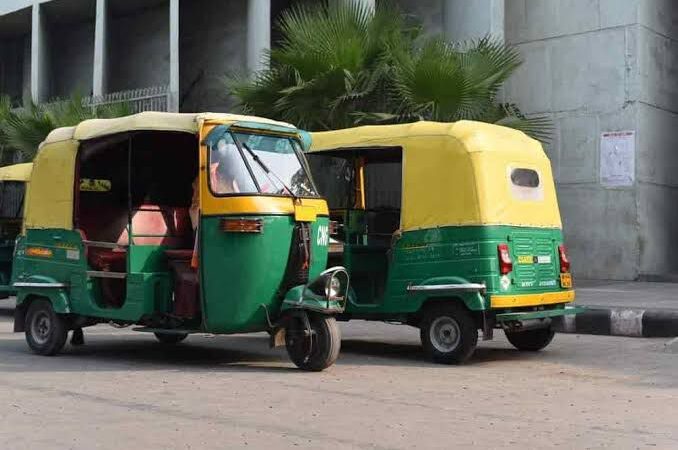 प्रीपेड आटो की मांग को लेकर आटो चालकों की हड़ताल टली