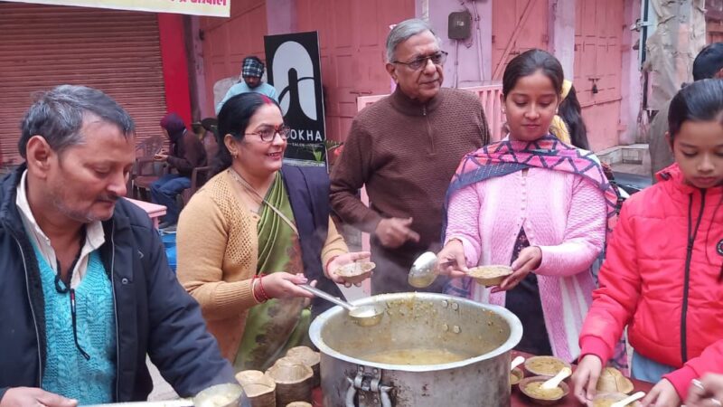 संकल्प संस्था ने श्रद्धालुओं को बांटी खिचड़ी
