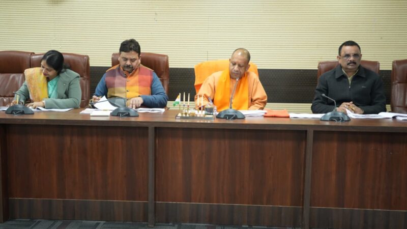 सड़क निर्माण एवं चौड़ीकरण के दौरान प्रभावितों को  मिले उचित मुआवजा- सीएम योगी