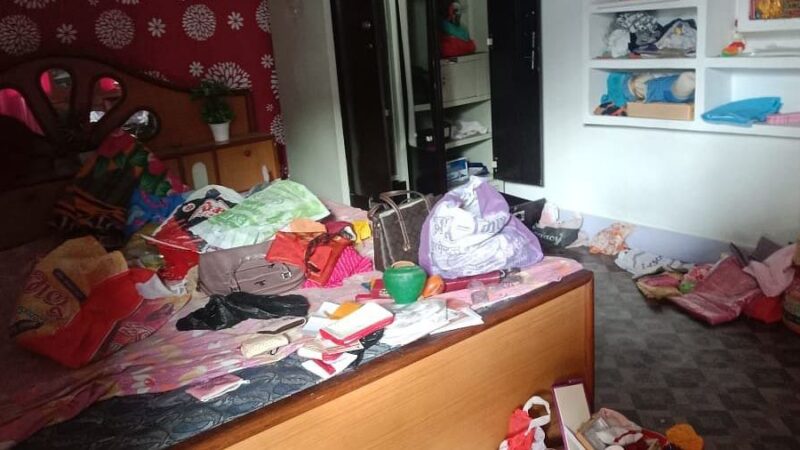 लाखों का माल समेटने के बाद चोरों ने बच्चों के गुल्लक को भी नहीं छोड़ा