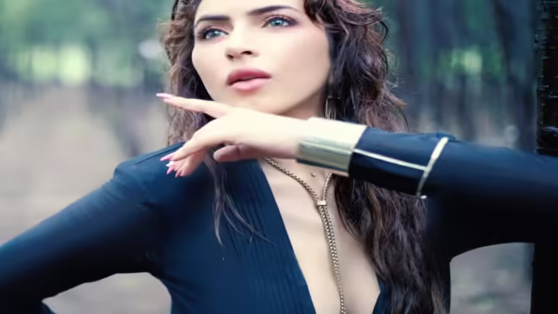 शोबिज इंडस्ट्री छोड़कर इशिका तनेजा ने पहना भगवा, ली गुरुदीक्षा