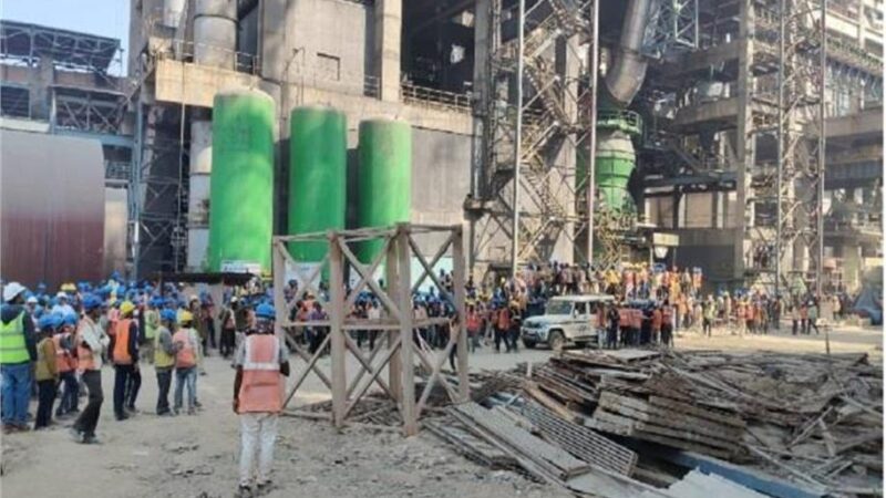 सीमेंट प्लांट में बिल्डिंग की छत गिरने से कई मजदूर दबे, ५ की मौत