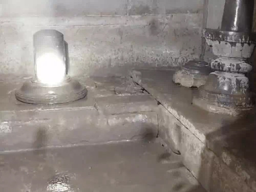 काशी के मुस्लिम बहुल इलाके मेंं खुला ४० साल से बंद पड़ा मंदिर, मंदिर मेंं मिले…