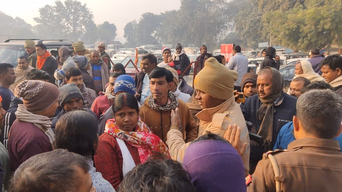 महाकुंभ मेले में भगदड़ के बाद जगह-जगह जिलों में ही रोके गए श्रद्धालु