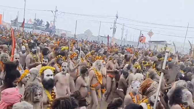 भगदड़ के बाद स्थगित अखाड़ों का अमृत स्नान शुरु