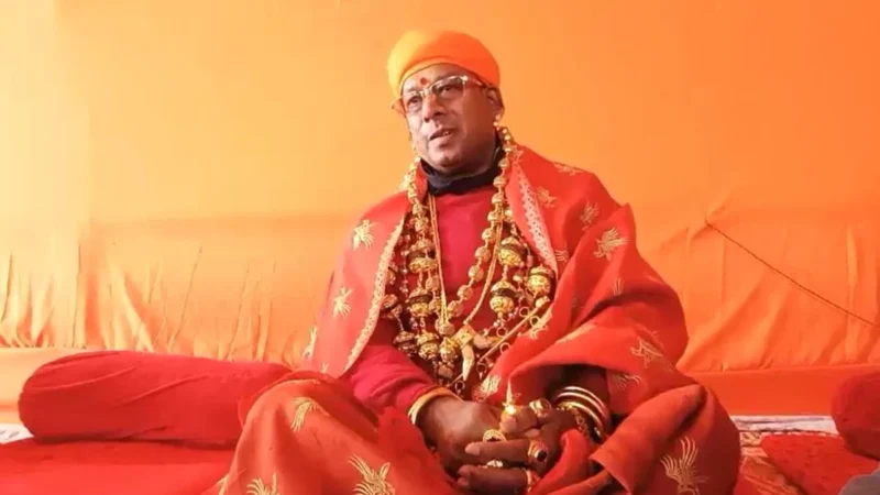 कौन हैं करोड़ो का सोना पहनने वाले बाबा, जो संग रखते हैं सोने की छड़ी और सोने का मोबाइल कवर